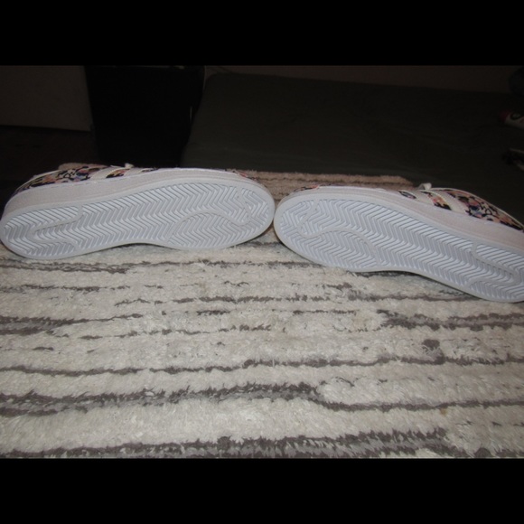 Adidas Women’s Shelltoes - Picture 2 of 5